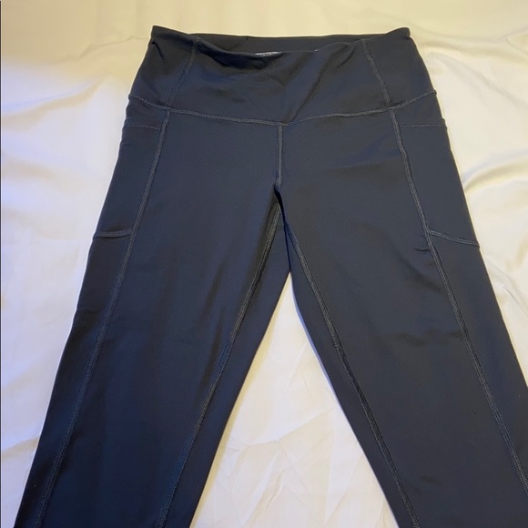 High Rise Total Knockout Pocket Capri Leggings - Picture 5 of 6